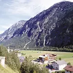 Schwarzer Adler In Haegerau-steeg Naturpark Lechtal Gæstehus