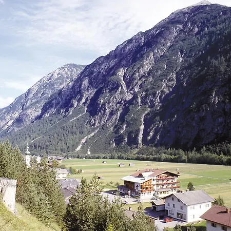 Schwarzer Adler In Haegerau-steeg Naturpark Lechtal Pensión