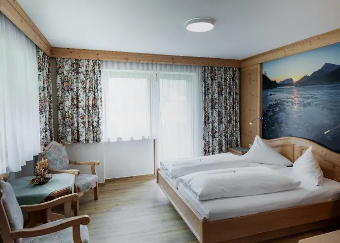 Schwarzer Adler In Haegerau-steeg Naturpark Lechtal Steeg