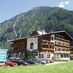 Schwarzer Adler In Haegerau-steeg Naturpark Lechtal Vendégház Steeg
