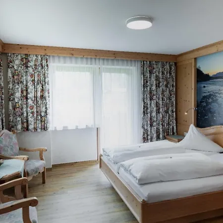 Schwarzer Adler In Haegerau-steeg Naturpark Lechtal Штег