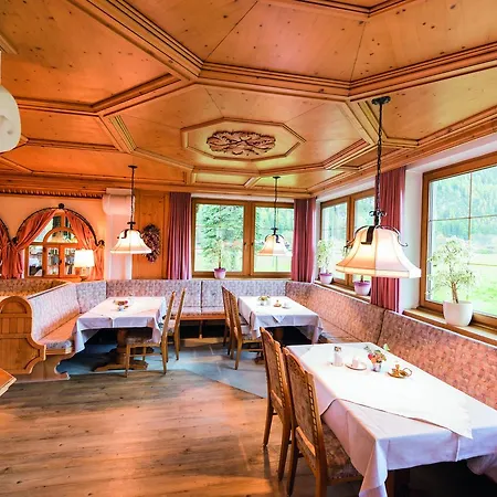 Гостевой дом Schwarzer Adler In Haegerau-steeg Naturpark Lechtal Штег