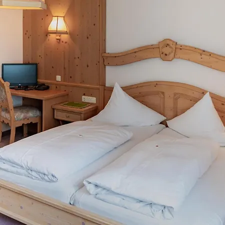 Schwarzer Adler In Haegerau-steeg Naturpark Lechtal ستيغ